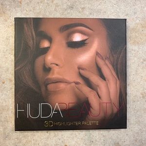 Huda Beauty 3D highlighter pallet